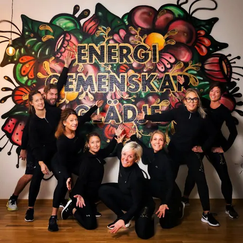 Move 360 - Move 360 en plats där du känner dig välkommen och omhändertagen. I vårt stressade samhälle möter jag allt fler som gått vilse både när det gäller att hitta tid, ork och lust till att tränaMen även en hel del som vill, orkar och har lust men som tycker att det är svårt att veta vad som är bra för dem och hur de ska göra för att nå hållbar hälsa eller andra specifika mål. På Move 360 hjälper vi dig att hitta rätt oavsett vilken nivå du befinner dig på. Vi har träning som passar alla!Boka tidSkicka e-post eller ring oss för mer information.Om ossAlexandra BjörkAlexandra är ett energiknippe av sällan skådat slag. Hon har en förmåga att peppa och se alla. Under hennes klasser har du ett leende på läpparna hela passet."Alex" får dig att gå från passet gladare, starkare och med ett sug att komma tillbaka.Pedagogisk, tydlig och stark är ytterligare några av hennes egenskaper.Du möter henne på det populära passet Indoor walking/styrka men även på Move Styrka och ibland Tabata och Indoor walking.Carolina PruijssersCarolina har alltid gillat att träna och testat många olika idrotter &amp; rörelseformer genom åren. Spelade framför allt fotboll under uppväxten, övergick till boxning runt 20 och höll på med det några år. Därefter har det främst varit gruppträning i olika former. Älskar energi, rörelseglädje &amp; puls! Men uppskattar även kontrasten med lugnare flöden som tex yoga.Carolina är en riktig solstråle som alltid har nära till skratt. Du kommer att träffa henne på Move Hiit - BOX och Move Cirkel.Cecilia JohannessonCia är väldigt mån om dig och att du ska få en bra upplevelse så fort du stiger innanför dörren på Move. Hon är väl förberedd och glänser på den röda Procedosmattan. Hon är som klippt och skuren för konceptet P.e.one. Hon är grym på att peppa andra och visar både prov på styrka och smidighet på mattan. Du träffar henne på P.e.one.Heidi WinqvistHeidi är varm, välkomnande och har ett hjärta av guld. Du känner dig alltid väl omhändertagen på hennes pass. Med sin långa erfarenhet i branschen och sin PT-utbildning i bagaget har hon stor erfarenhet av träning vilket gör att hennes pass alltid är väl genomtänkta och övningarna är roliga och utmanande för hela kroppen. Själv är hon vig och smidig som en katt. Vilket inspirerar deltagarna att våga utmana kroppen.Du träffar henne på bl.a cirkelfys.Helena Holck-ClausenMin träningsfilosofi är ganska enkel. Det ska vara roligt, varierande, utmanande och ge massor av ny energi. Det är vetenskapligt bevisat att kroppens måbra-system (endorfiner) triggas av träning. För mig betyder detta att vi helt enkelt är gjorda för rörelse. Att må bra och njuta av livet är HÄLSA för mig. För att kunna göra det måste vi ta hand om vår kropp på bästa sätt. Att hitta BALANS i livet när det gäller kost och träning är inte det enklaste. Jag vill gärna hjälpa dig att hitta din balans och nå dina personliga mål som involverar kost och träning.Vad händer när du tränar med mig? För mig är det oerhört viktigt att du som tränar med mig har roligt under tiden vi tränar, känner dig nöjd efter ett avslutat pass samt ser resultat efter vår period tillsammans. Jag är tävlingsmänniska ut i fingertopparna och ger mig inte förrän vi tillsammans når dina personliga mål, vilket betyder att jag kan garantera dig 100%-igt engagemang från min sida. Jag övertygad om att jag kan hjälpa dig vidare med din träning vare sig det handlar om att locka fram endorfiner, få en hållbar livsstil, gå ner i vikt, förbättra kondition eller styrka.UtbildningCert. Kost- och TräningskonsultProcedos och P.E.one instruktörMammaMage-tränareMikael KjellbergMikael är en glad och charmig kille som har nära till skratt. På hans pass är det bra tryck, medryckande musik och oftast rejält hög puls. "Micke" är oerhört spänstig, snabb och uthållig vilket sporrar deltagarna att ta i lite extra.Han har lätt för att skämta vilket gör att klasserna blir roliga trots att det är jobbigt. Teamkänslan är något Micke är bra på att få fram på sina klasser vilket gör att alla känner att de jobbar tillsammans på golvet och alla utmanar sig att ta steg framåt oavsett utgångsläge.Du möter Micke på Tabata men även ibland på cirkelfys eller i kombinationer med andra instruktörer.Viktoria AnderssonTräning har alltid varit och är en stor del i Viktorias liv men det är först det senaste halvåret som hon har börjat instruera."Vickan" är en snäll, omtänksam och ärlig person. Hon växer i sin instruktörsroll för varje dag som går och har hittat sin plats på Indoor walking. Hennes pass är genomtänkta, har peppande musik och har ett tydligt upplägg.Hon bryr sig om att alla ska ha det bra innan, under och efter passet och är mån om att lyssna på deltagarna.Du träffar "Vickan" på Indoor Walking och ibland på cirkelfys eller andra kombopass.Sandvaktaregatan 14,&nbsp;ÅhusVisa telefonnummerSkicka e-postBesök hemsidaInstagramHär är de 15st mest sökta gymmen på GymKarta i Juli 2023Nordic Wellness Lindholmen på Lindholmsallén 20 i GöteborgSATS Gamlestaden på Gamlestadstorget 7 i GöteborgSTC Sävedalen - Göteborgsvägen 104 - GymKarta.seSTC munkebäck på Munkebäcks Allé 26 i GöteborgNordic Wellness Göteborg Kviberg Arena - GymKarta.seNordic Wellness Kungälv Kongahälla - GymKarta.seActic Lerum - Vattenpalatset på Häradsvägen 3 i Lerum&nbsp;Maximus Gym Brunnsbo på Folkvisegatan 15 i GöteborgSATS Hovås på Björklundabacken 2 i Hovås - GymKarta.seNordic Wellness Backaplan på Gustaf Dalénsgatan 13Fitness24Seven på Lergöksgatan 6 i Västra FrölundaSATS Askim (Sisjön stora) på Ekonomivägen 6 i AskimSTC på Ekenleden 10 i Kållered - GymKarta.seNordic Wellness Marklandsgatan - GymKarta.seNordic Wellness på Vasagatan 7 i Göteborg